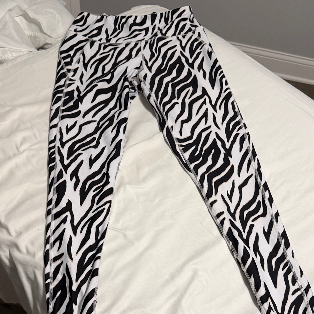 Black & White Zebra Print Leggings - Women